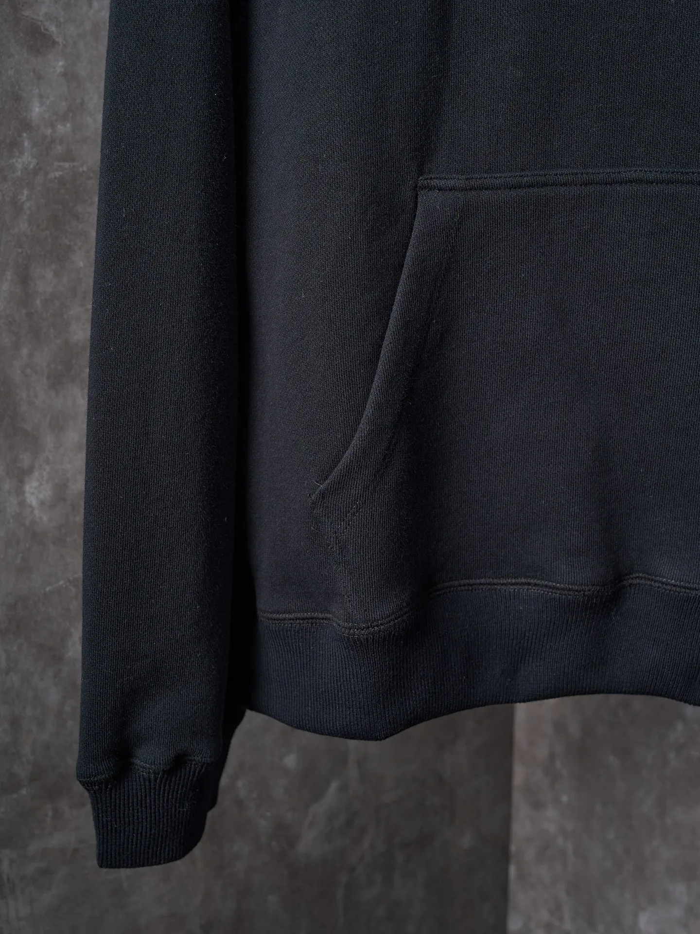 P480 Actual auction] Chrome Hearts/Ch cross logo patch embroidered hooded sweatshirt [Ready stock] S M L XL custom-made heavy fortress interwoven air cotton, full of texture, thick and solid, with classic black as the curtain, giving deep sensory luxury. With the Chrome heart cross patch embroidery decoration on the chest, it becomes the ultimate interpretation of dark gothic style. CH Gothic font is the finishing touch on the back panel, making the totem the thorn in your spirit. The logo iron plate sways slightly with the swing of the body, adding a sense of movement and vitality. It is unobtrusive but has an indescribable aura. It interprets the perfect blend of retro and luxury. It adopts imported machine appliqué embroidery technology and uses advanced computer control systems and precise mechanical components to realize the Chrome Hearts logo appliqué embroidery operation. It presents an embroidery effect with both clarity and three-dimensionality. The fabrics have been washed and have a better hand feel. They are not easy to deform, shrink or fade. Maintains long-lasting beauty with a loose fit